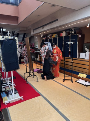 塩屋呉服店❷_自分達で選んだ浴衣で着付け